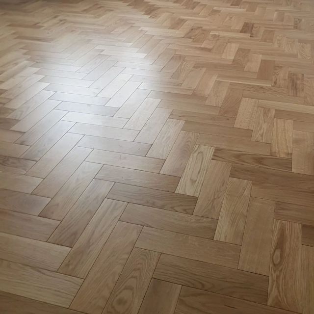 Parkiet z litego drewna,  lakierowany o wymiarach: 16x70x250mm, miks klasy I, II, III w bardzo atrakcyjnej cenie - 160 zł/m2 netto. Promocja ważna do wyczerpania zapasów 👍😁 ❣️