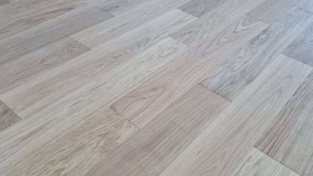 Jak my lubimy montować tak piękne podłogi😍 Kolor Pure Forest nieustannie nas zachwyca🤩 Delikatne podbielone deski, świetnie komponują się z każdym stylem wystroju wnętrz. #kaczkanpremium #kaczkan #kaczkanpremiumwoodenfloors #deskipodłogowe #deskiwarstwowe #ogrzewaniepodłogowe #dlaalergika #stylowewnetrza #naturawdomu #wnetrzazesmakiem #aranżacjewnętrz